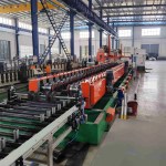 Alimentador e conformador de rolos para máquina de bandejas de cabos