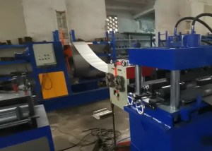 Eine kombinierte Ansicht des Abwicklers, der ein Metallband direkt in einen Präzisions-Servo-Zuführmechanismus einführt, der das Material für einen gleichmäßigen Zulauf vorbereitet.