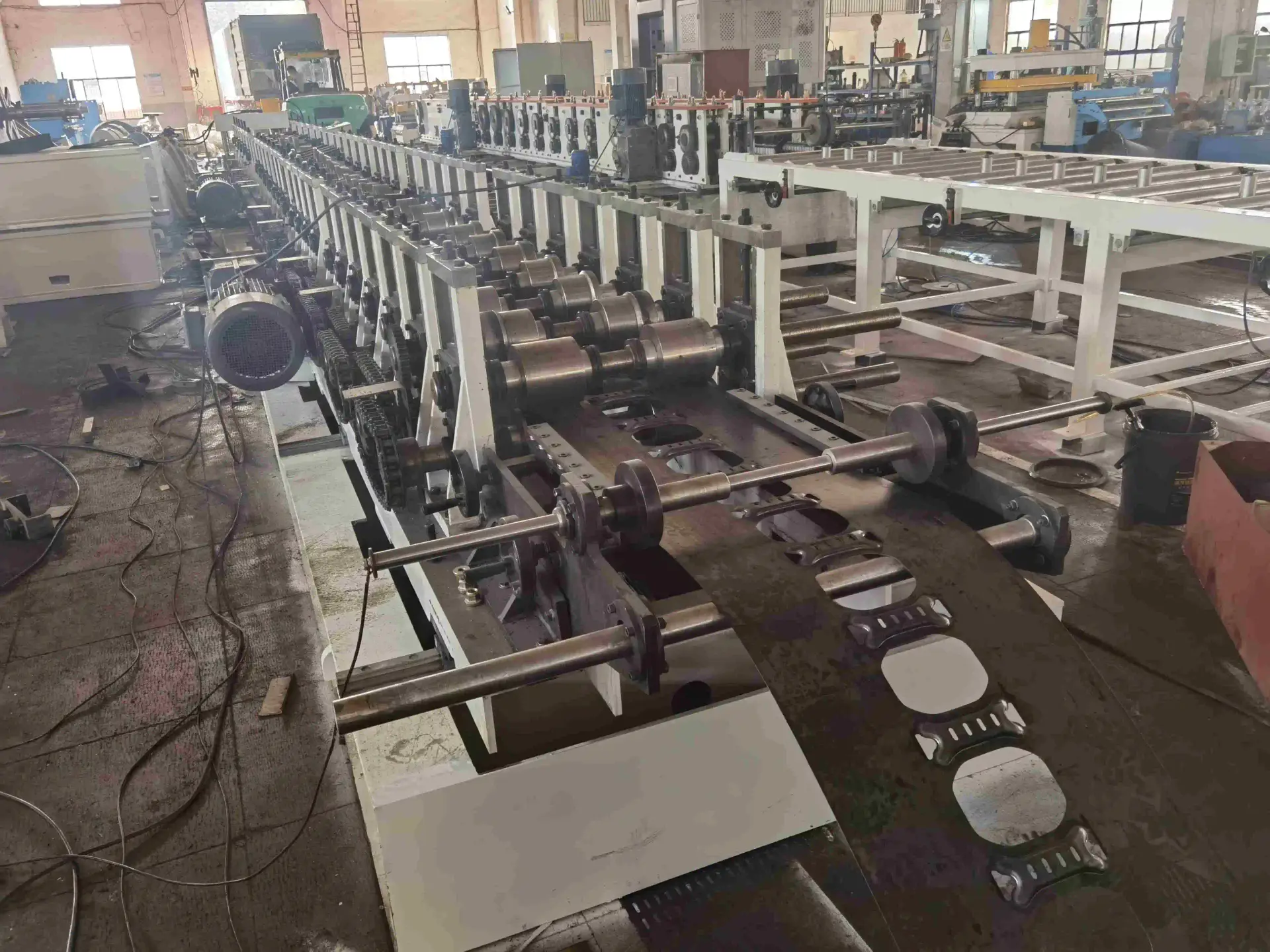Alimentador de máquina perfiladora de bandeja de escalera