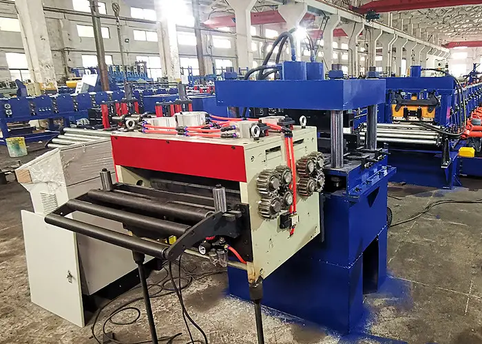 Der Servo-Zuführer führt das Metallband in eine große hydraulische oder mechanische Stanzpresse, mit der die benötigten Löcher oder Schlitze vorgestanzt werden.