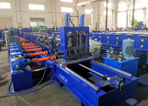 Eine Panoramaaufnahme, die die gesamte C/Z-Pfetten-Produktionslinie zeigt, vom Abwickler auf der linken Seite bis zur letzten Schneidevorrichtung und dem Auslauftisch auf der rechten Seite, in einer Fabrikumgebung.
