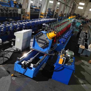 Walzprofilieranlage für Gerüstbohlen Die Beli RollForming Gerüstbohlen-Rollformmaschine ist in Betrieb und produziert hochwertige Gerüstbohlen für Bauprojekte."