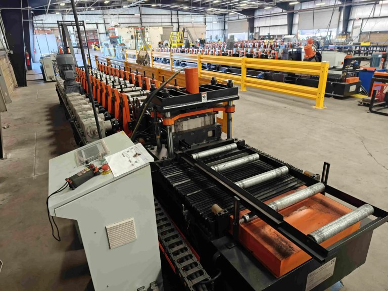 Ein fliegender Hydraulikschneider zerschneidet das fertige C-Verstrebungsprofil, während die Maschine mit hoher Geschwindigkeit läuft.
