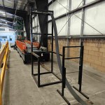 Akkumulator-Schleife zur Speicherung des geformten Metallbandes, um den kontinuierlichen Betrieb der Querverstrebungs-Walzformmaschine zu gewährleisten.