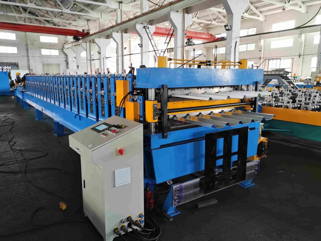 Cortador hidráulico final da máquina de perfilagem de dupla camada, projetado para dois perfis distintos de painéis metálicos.