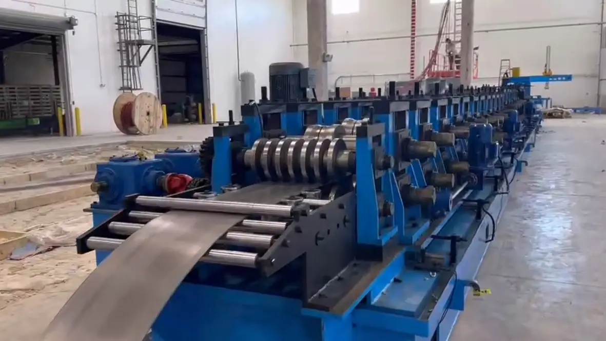 Laminoir industriel à profiler pour la production de pannes sigma sur une machine robuste.