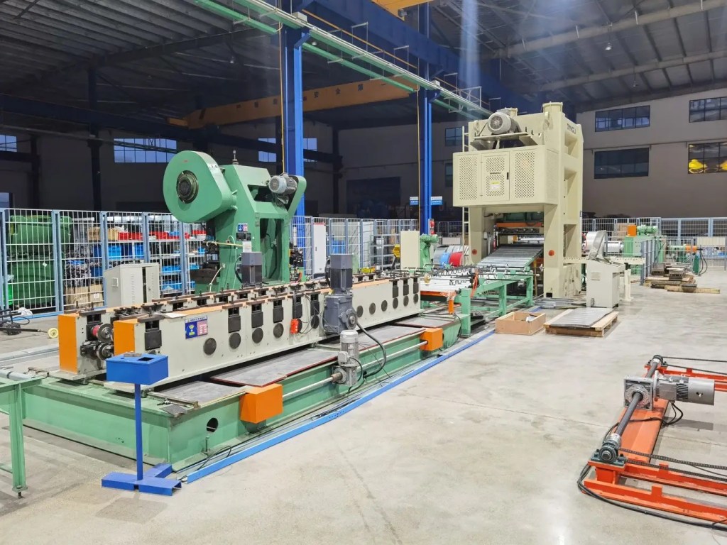 Ligne de machines de profilage à rouleaux entièrement automatisée à haut volume