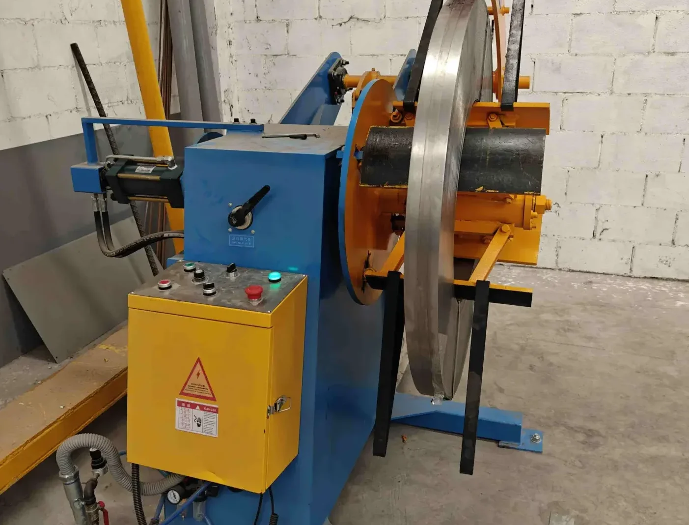 Hochleistungs-Abwickeleinheit zur Zuführung von Metallcoils in die Profilwalzmaschine für Regalpfosten.