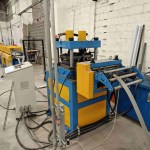 Nahaufnahme des Servo-Zuführers und der hydraulischen Stanzvorrichtung, die präzise Löcher in den Metallstreifen erzeugen.