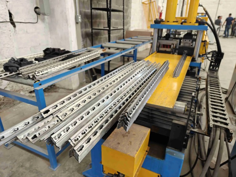 Der leistungsstarke hydraulische Schneidmechanismus führt einen sauberen, schnellen Schnitt an einem teilweise geformten Regalpfosten durch.