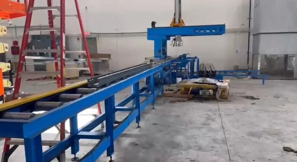Empileur automatisé collectant les pannes sigma finies provenant d'une machine de profilage.