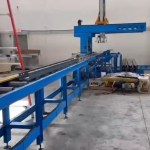 Empileur automatisé collectant les pannes sigma finies provenant d'une machine de profilage.