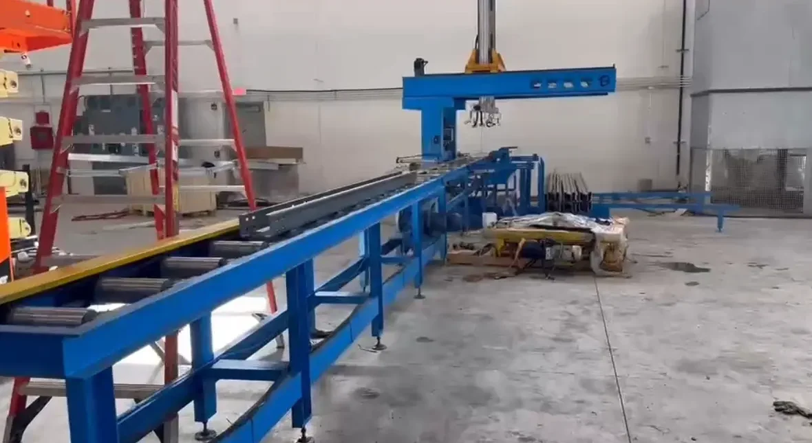 Empileur automatisé collectant les pannes sigma finies provenant d'une machine de profilage.