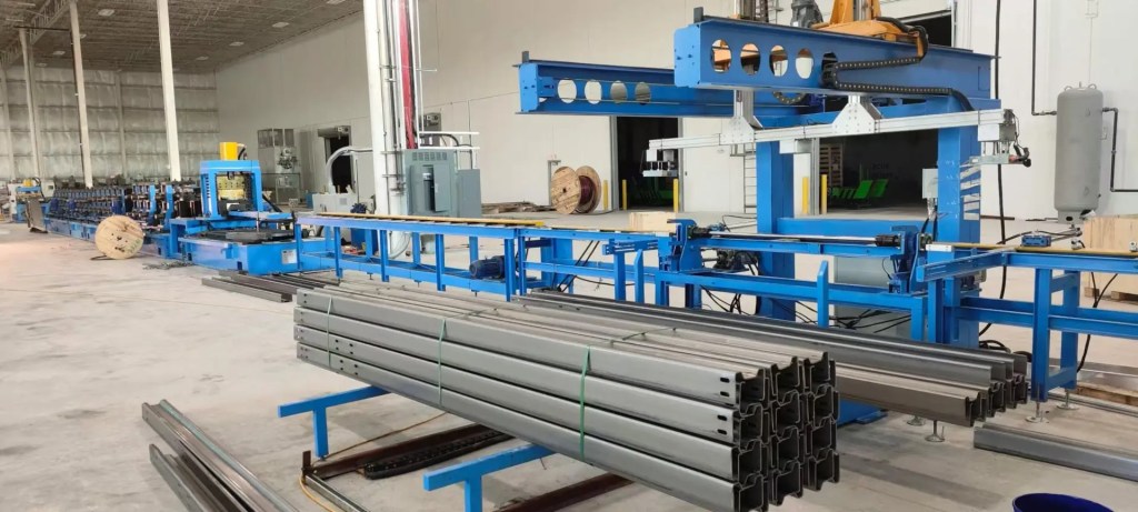 Ligne de production complète de la machine de profilage de pannes sigma Beli RollForming en usine.