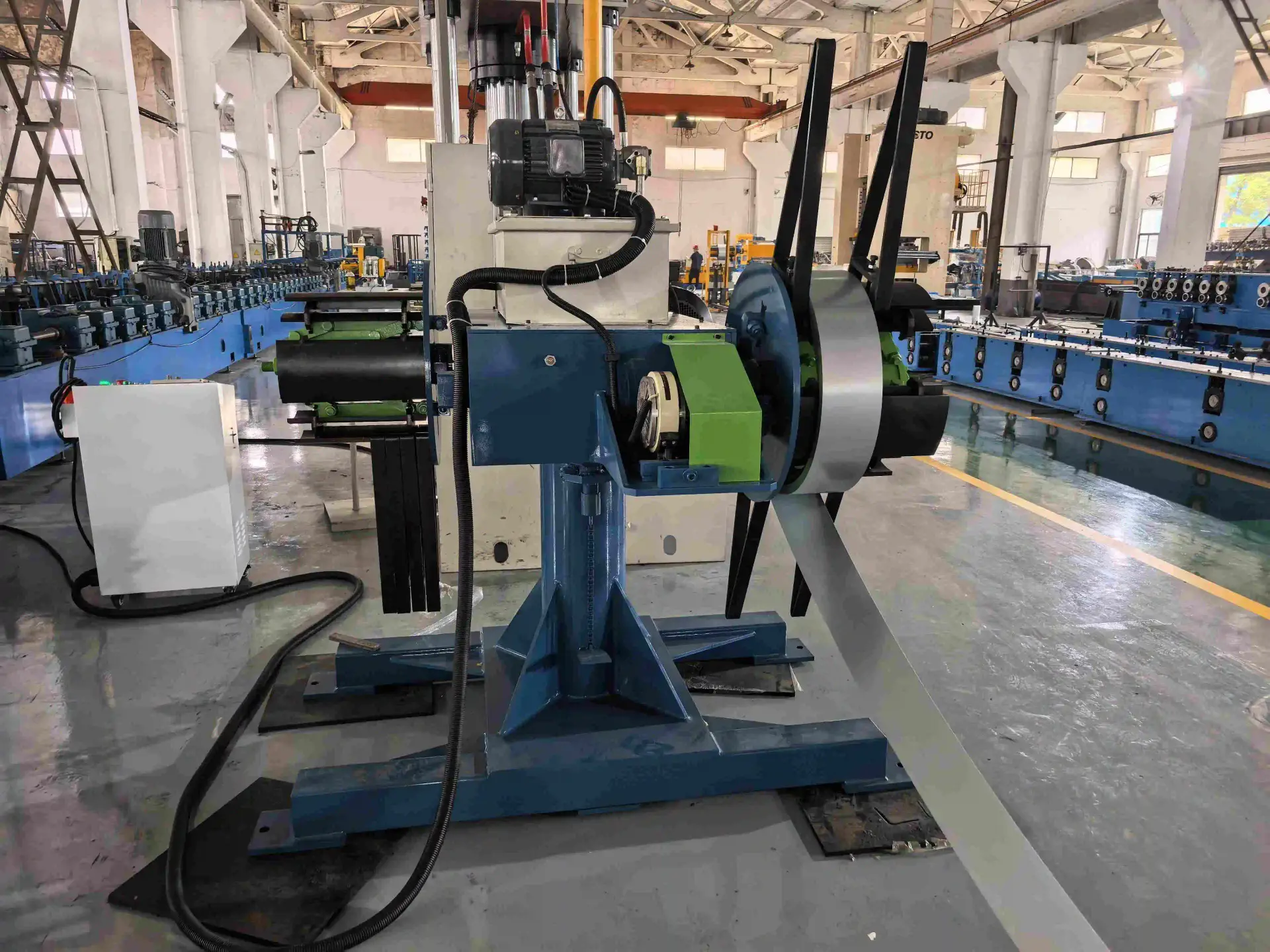 O sistema de desenrolamento de cabeçote duplo de 5 toneladas da Beli garante a alimentação contínua de material para a máquina de perfilagem de perfis C, maximizando a produção.
