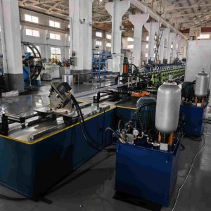 Rouleaux et supports de formage robustes en acier trempé GCr15 à l'intérieur de la machine de formage de goujons en C, conçus pour le formage durable d'acier léger.