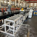 Le système d'empilage automatique (empileur automatique) collecte et organise soigneusement les profilés de rails DIN finis après leur sortie de l'étape de découpe, en les préparant pour l'emballage.