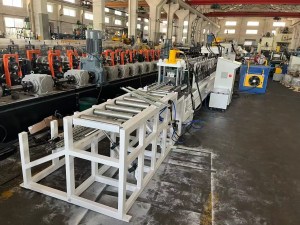 Le système d'empilage automatique (empileur automatique) collecte et organise soigneusement les profilés de rails DIN finis après leur sortie de l'étape de découpe, en les préparant pour l'emballage.