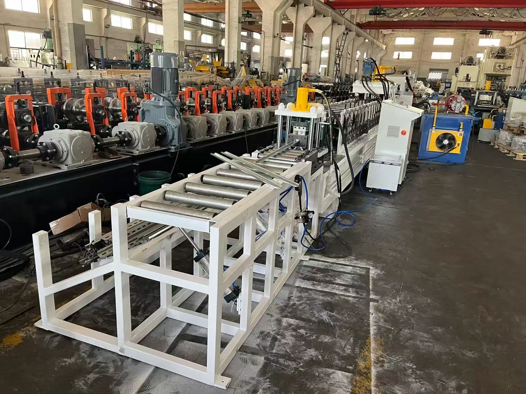 Le système d'empilage automatique (empileur automatique) collecte et organise soigneusement les profilés de rails DIN finis après leur sortie de l'étape de découpe, en les préparant pour l'emballage.