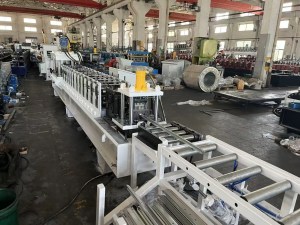 Un mécanisme de coupe hydraulique robuste (cisaille) positionné à l'extrémité de la ligne de profilage, prêt à couper avec précision le profilé de rail DIN formé en continu aux longueurs finies requises.