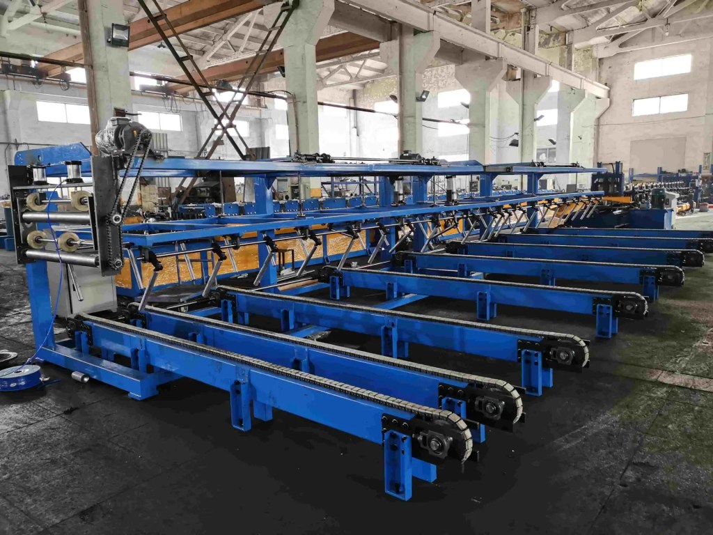 Sistema apilador automático para paneles metálicos terminados procedentes de la máquina perfiladora de doble capa Beli RollForming.
