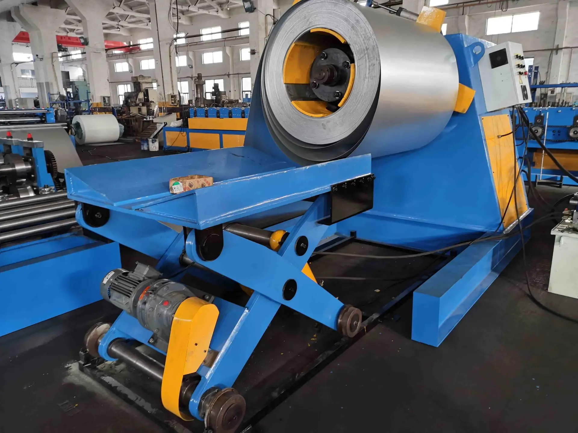 10-Tonnen-Hydraulikabwickler und Richtelement für Beli RollForming Doppelschicht-Rollformmaschine.
