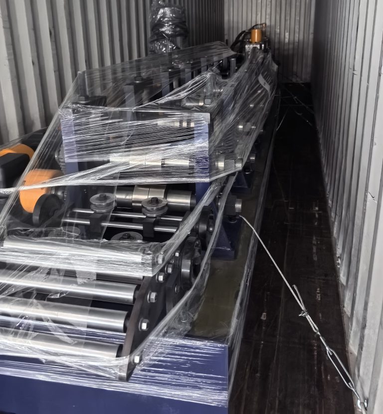Máquina de perfilagem chinesa embalada com segurança sendo carregada para exportação.