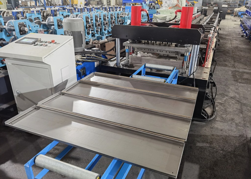 Ingeniero de conformado de Beli realizando el protocolo de calidad de 8 pasos y la prueba de fábrica para una perfiladora de estantes de almacenamiento.