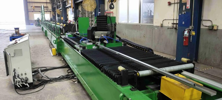 Máquina para la estructura de montaje de paneles solares
