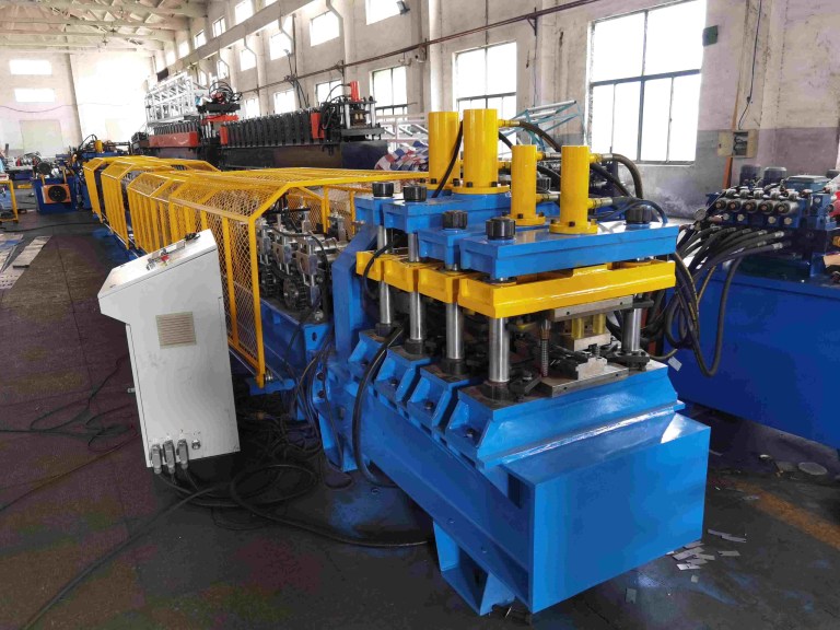 A Beli RollForming utiliza sua máquina de perfilagem de alta precisão para fabricar perfis de aço pré-pintados para caixilhos de portas em uma fábrica inteligente.