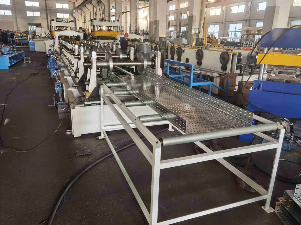 Automatische Kabelrinnenmaschine