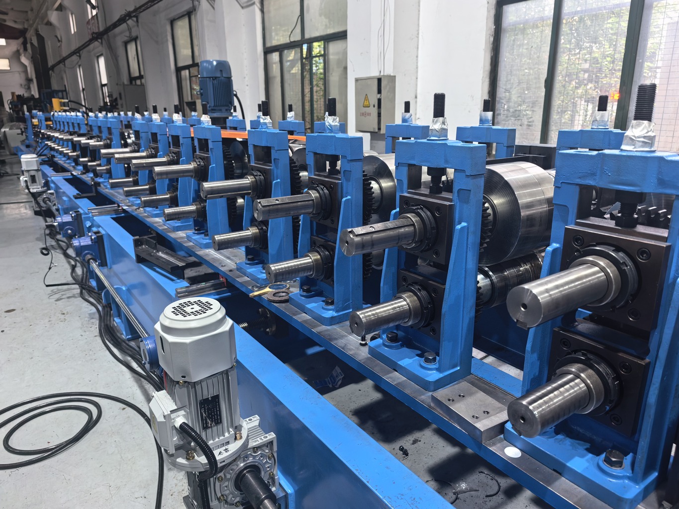 Motorized Width Adjustable Wall Panel Roll Forming Machine